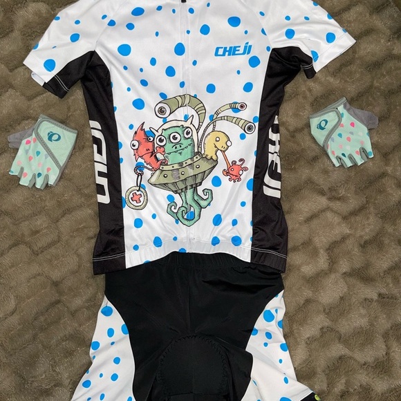 Pearl Izumi Other - Cheji Medium Cycling Jersey and Shorts Set and Pearl Izumi gloves! WOW! 🚴🚴🚴